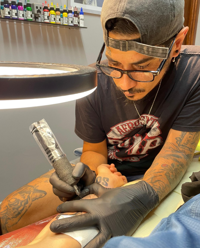 Maestro tatuador en sesión de realismo en Crabink Tattoo Flores